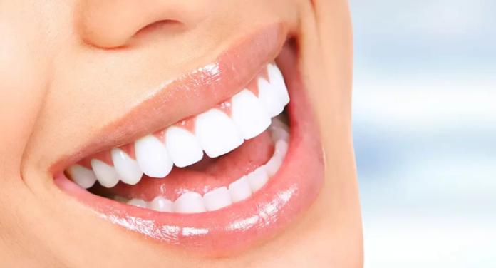 Hollywood Smile Türkiye’de estetik diş hekimliği uygulamaları. Zirkonyum kaplama, E-Max veneer, dijital gülüş tasarımı, beyaz ve doğal diş görünümü, modern diş klinikleri ve Türkiye’de estetik dental tedavi hizmetleri hakkında bilgiler.