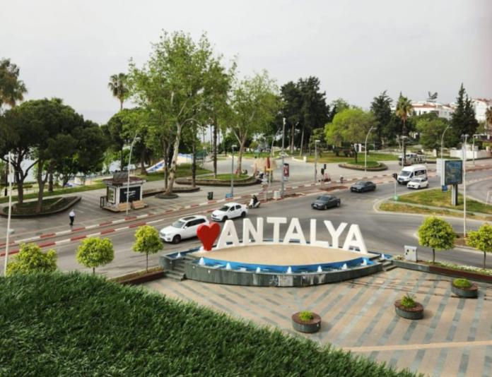 Antalya’da modern saç ekim kliniğinde Sapphire FUE ve DHI saç ekimi işlemi uygulanan hasta ve uzman saç ekim ekibi görüntüsü