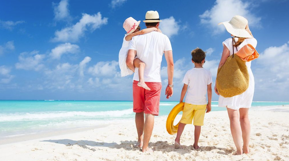 Türkiye’de tatil sırasında saç ekimi yaptıran hasta, modern saç ekim kliniği, VIP transfer ve deniz kenarında iyileşme tatili konsepti görüntüsü