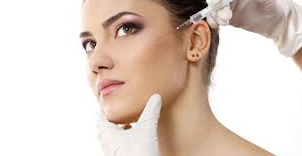 Bodrum’da Botox uygulaması ile alın çizgileri, kaz ayağı ve mimik kırışıklıklarının giderildiği modern estetik klinikte doğal gençleşme ve yüz yenileme işlemi.