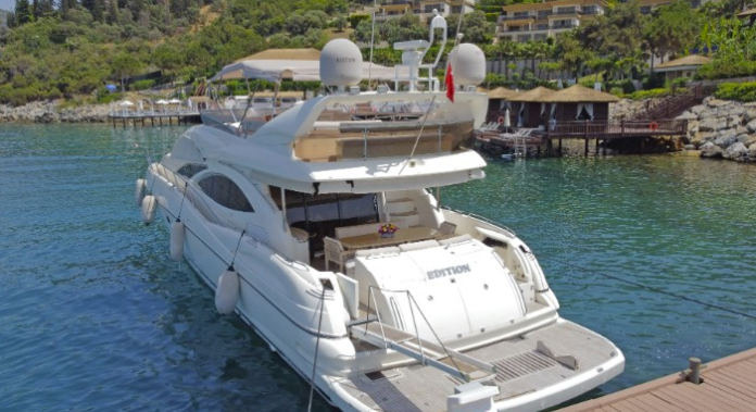 Bodrum’da Edition Motoryat ile günlük ve haftalık lüks motoryat kiralama deneyimi yaşayan misafirler, turkuaz koylarda VIP yacht charter, sunset cruise, özel deniz tatili ve premium motoryat konforunun keyfini çıkarıyor.