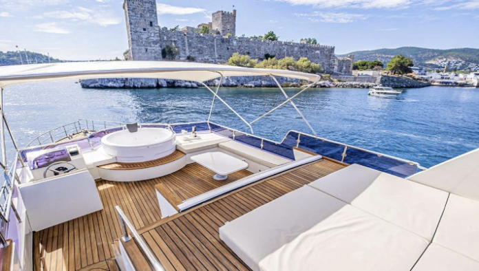 Bodrum’da Juliet Motoryat ile günlük ve haftalık lüks yacht charter deneyimi yaşayan misafirler, turkuaz koylarda sunset cruise, VIP deniz tatili, özel mavi yolculuk ve premium motoryat konforunun keyfini çıkarıyor.