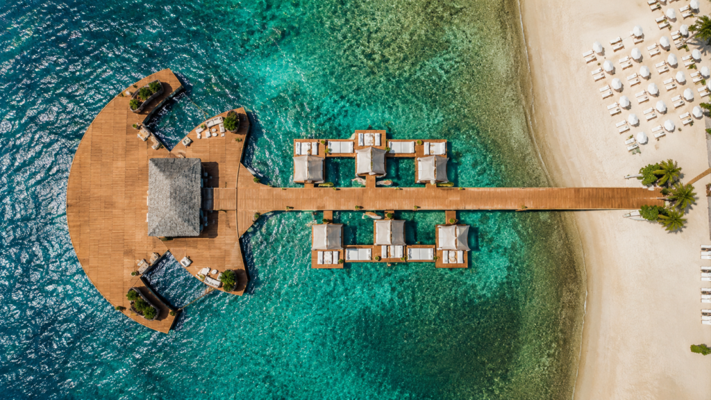 VILLA AZUR YALIKAVAK BODRUM – Lüks beach club atmosferi, özel cabanalar, Akdeniz mutfağı, kristal berraklığındaki deniz ve ayrıcalıklı VIP deneyimi. Rezervasyon: +90 552 532 4848.