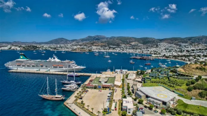 Bodrum Helikopter Turu 2026 – Tesla Travel ile Airbus H130 helikopteriyle Bodrum'un turkuaz koyları, lüks marinaları ve Ege kıyıları üzerinde VIP panoramik helikopter turu.