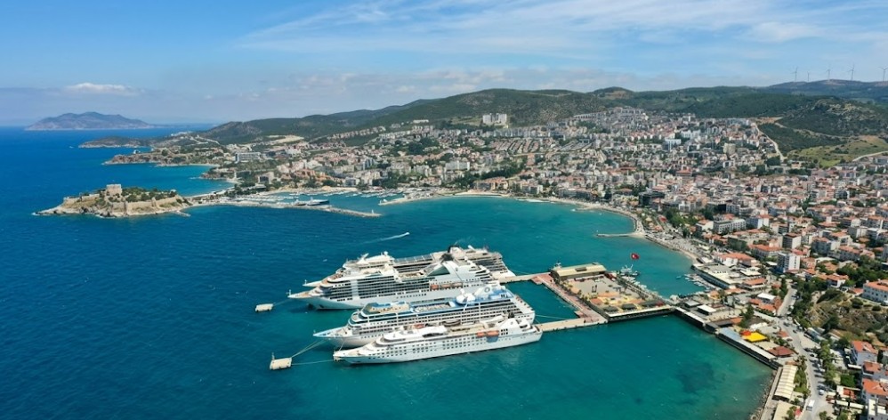 KUŞADASI'NDAN MYKONOS'A DENİZ YOLUYLA ULAŞIM özel sürat teknesi ile Ege Denizi üzerinde VIP deniz transferi.