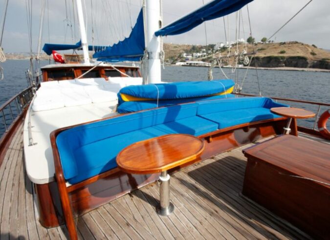 25 Meter Classic Ketch Charter