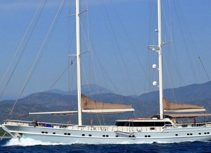 8-Cabin Ketch V08-148 for 18 Guests